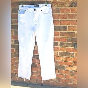 LRL Lauren Jeans Co.White Raw Hem Jeans . White Logo Tag at Back. Woman’s Size 8